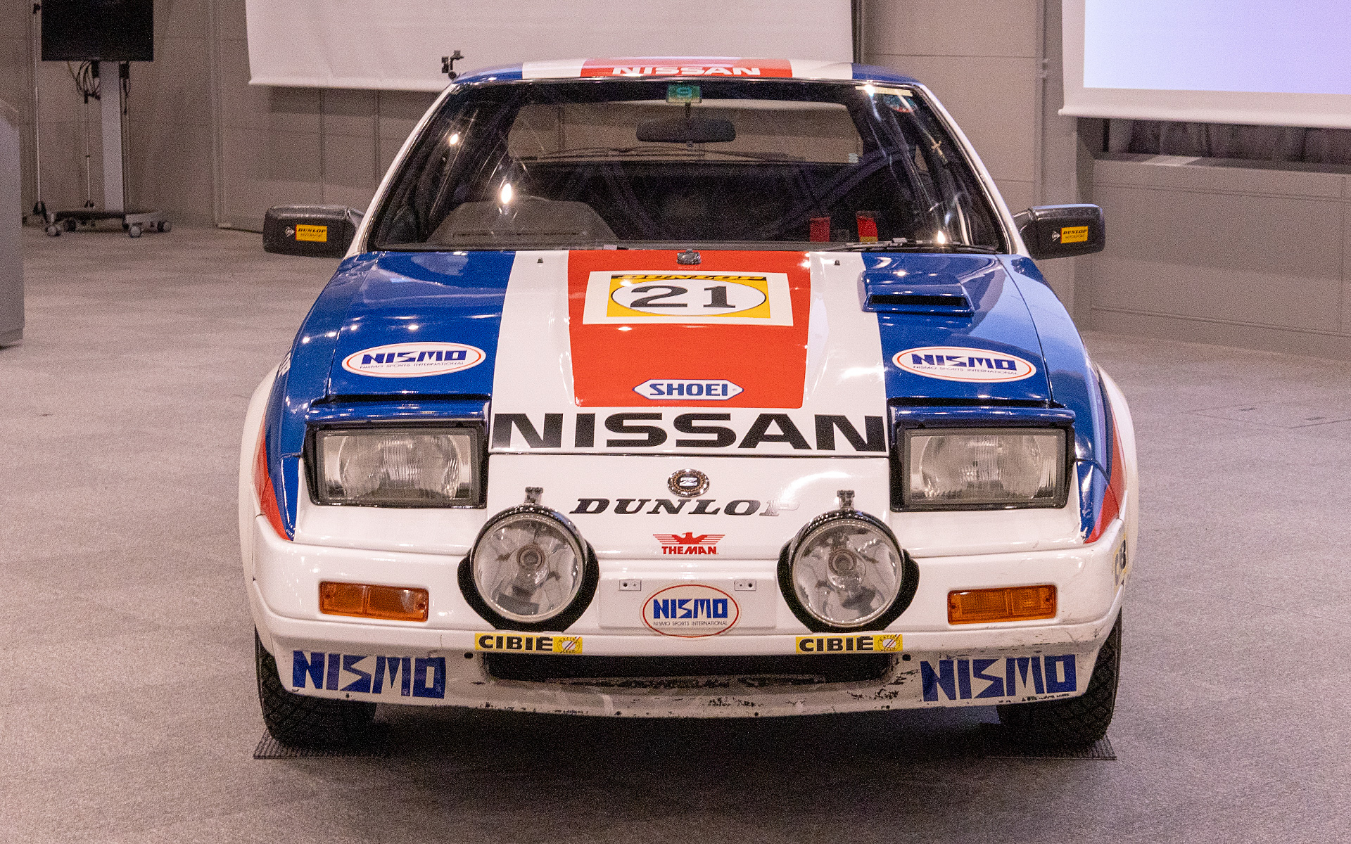 フロントビュー。ヘッドライトは軽量化のためモーターなどを外し開いた状態で固定されている