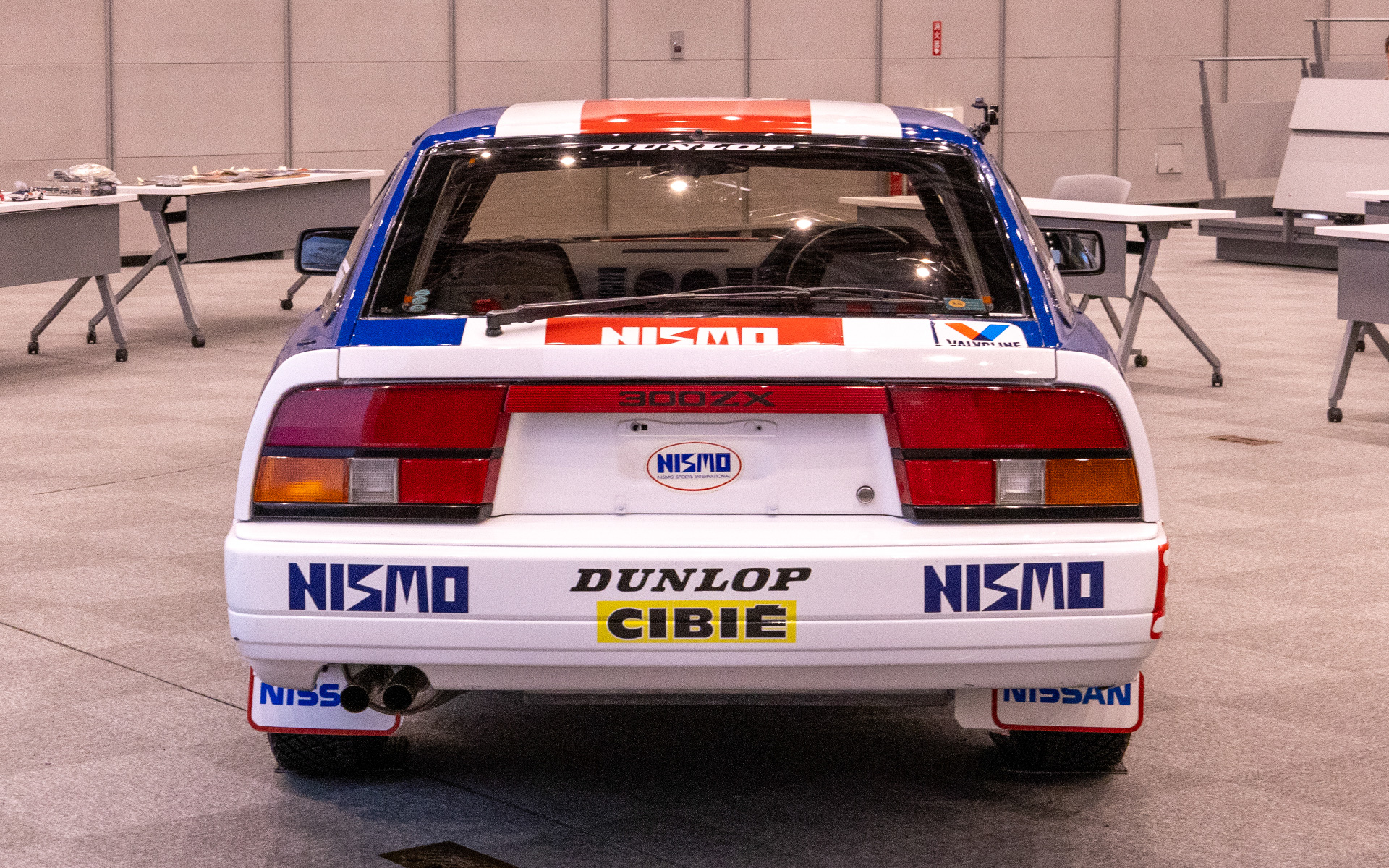 リアビュー。2本出しのテールパイプは純正