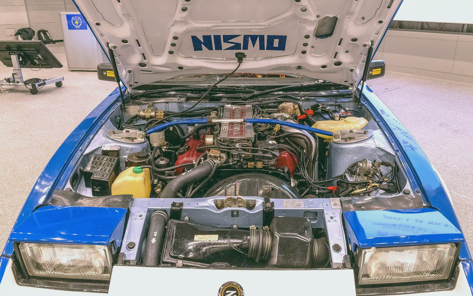 再生されたエンジン。エンジンルーム内の色が外装色と違うが、競技車は300ZX2シーター限定色だったブルーメタリック主体の2トーンカラーでそれを塗り直していたとのこと