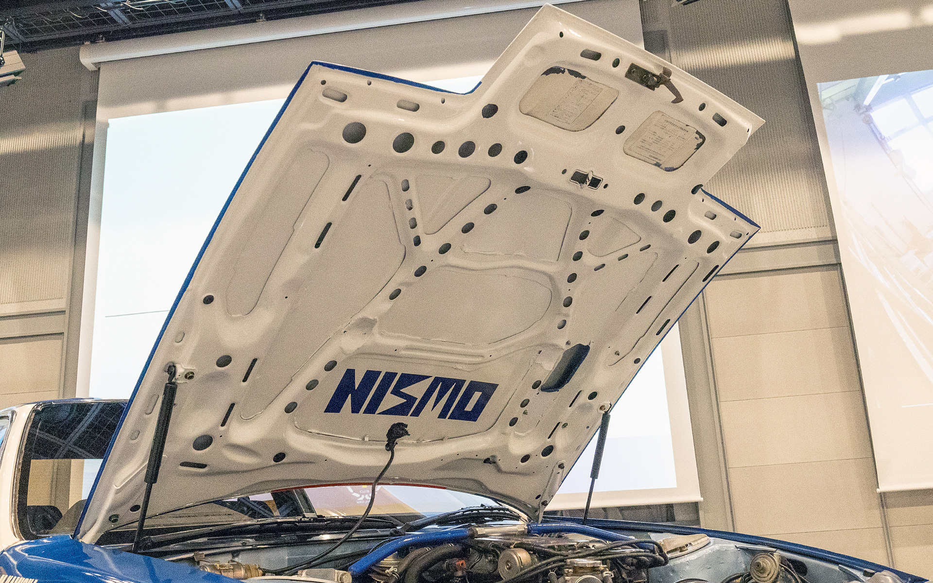 ボンネット裏の丸い穴は軽量化のためにホルソーで開けられたもの。このほかドアパネルなどボディのあちこちに同様に軽量化のための肉抜き加工がされている