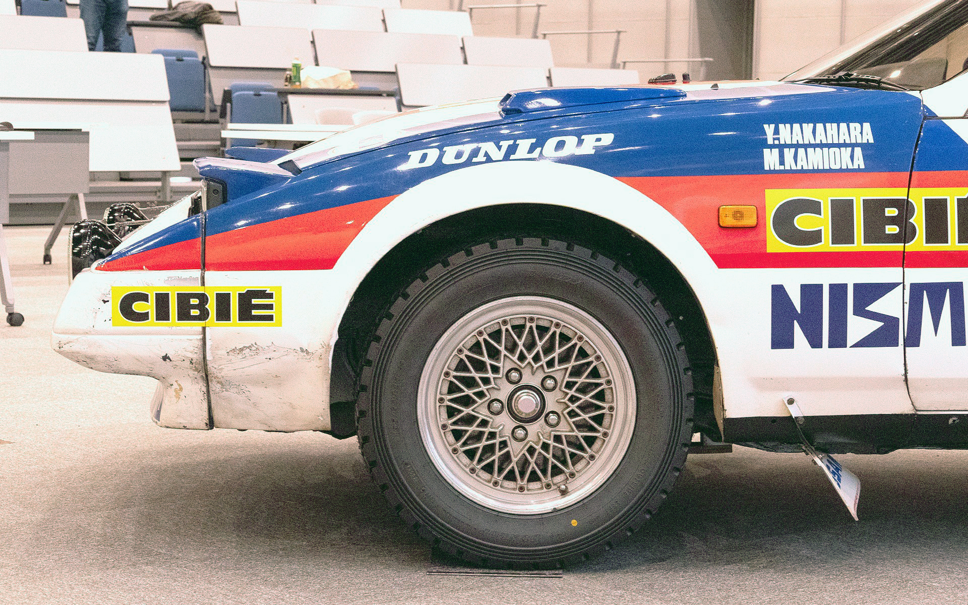 タイヤはダンロップの現行ラリータイヤに交換。ホイールは当時のまま、SSR製のメッシュホイール