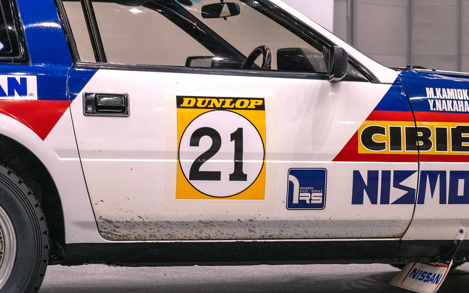 ステッカー類はオリジナルが残っていたものは、オリジナルに紙を当ててトレースする手法で作り直している。ゼッケンは当時、紙製だったので原物は残っていないが、写真からデザインとサイズを参考にデザインシートで製作。小技として紙ゼッケンを張るために使っていた布テープの色なども再現している