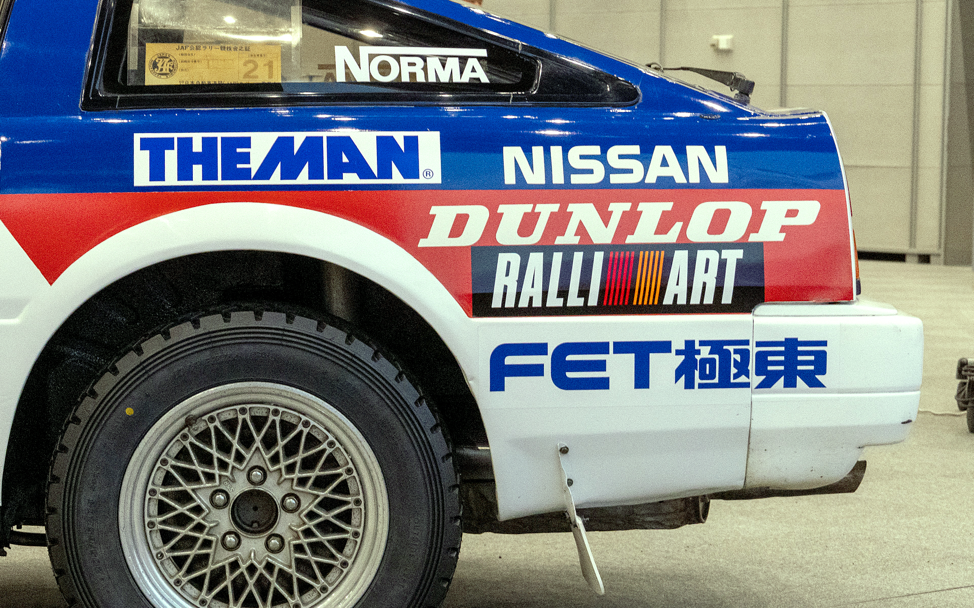 ニスモのワークスカーにラリーアートのステッカーが貼ってあるが、これはラリーアートが大会スポンサーをやっていたから貼られたステッカー