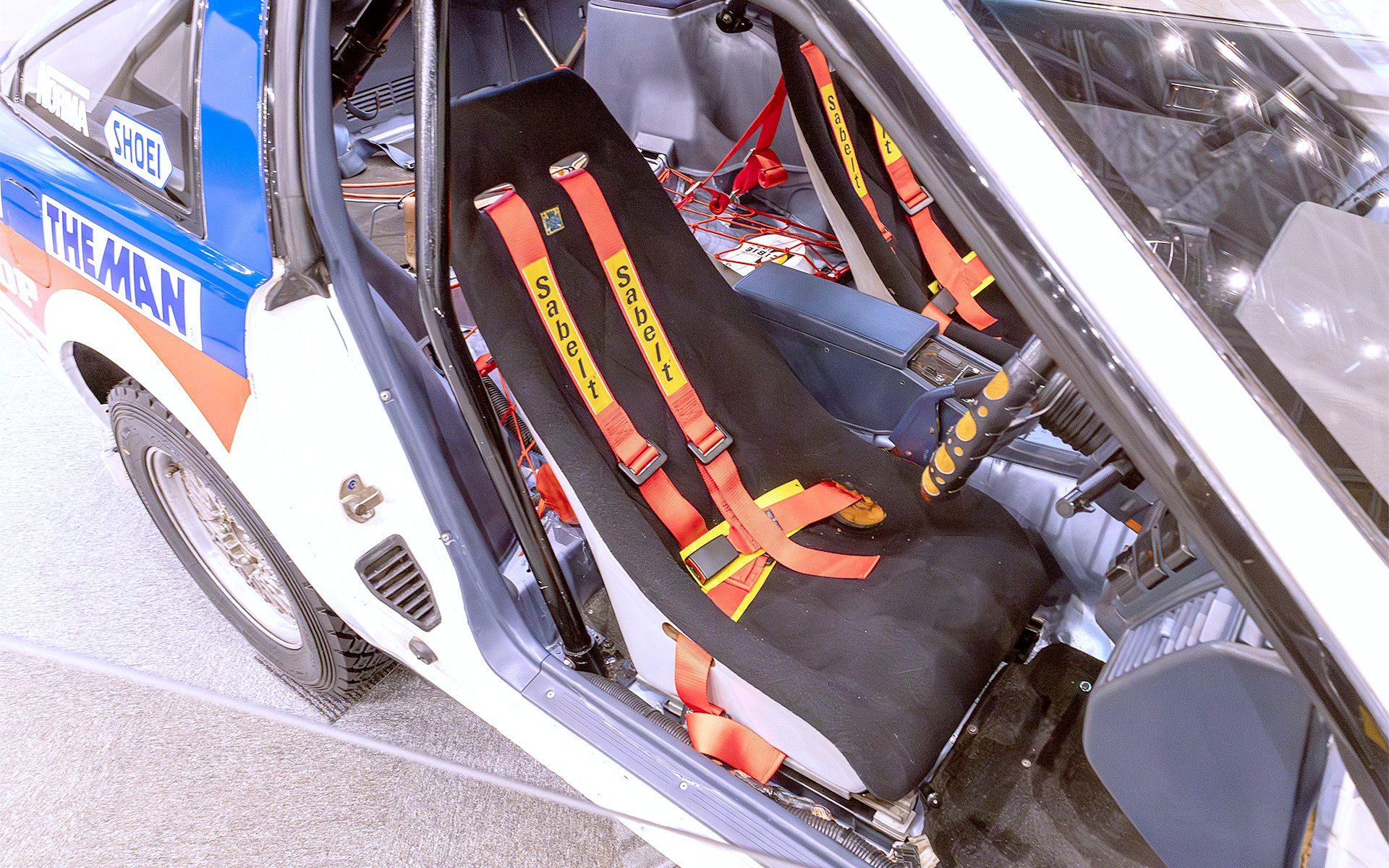 バケットシートは絶版品なので表皮を外して洗っている