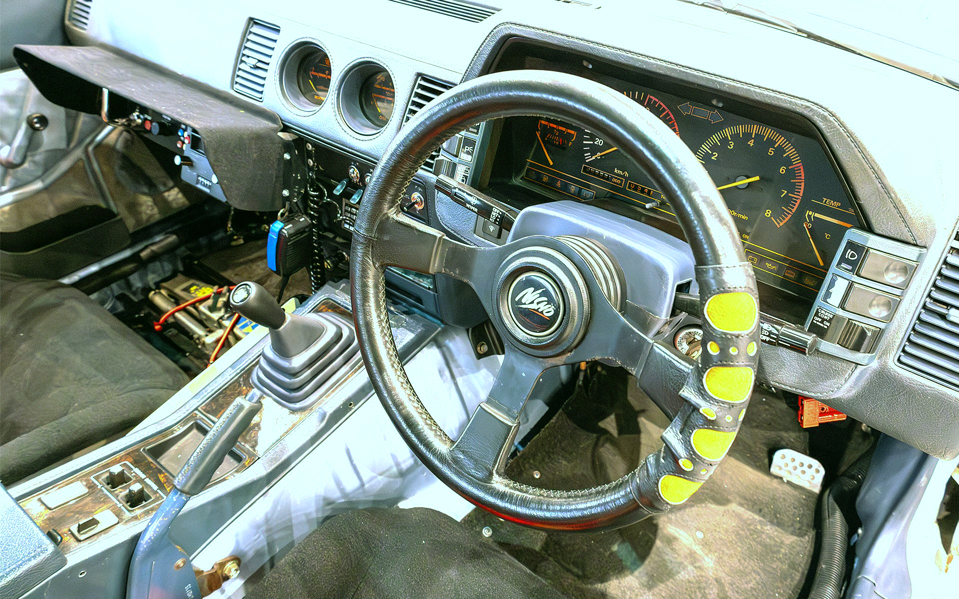 神岡氏は右手のみでステアリング操作することが多かったという。そのため滑り止めグリップを右側だけに付けていた。再生車に使ったグリップは神岡氏提供のデッドストック品