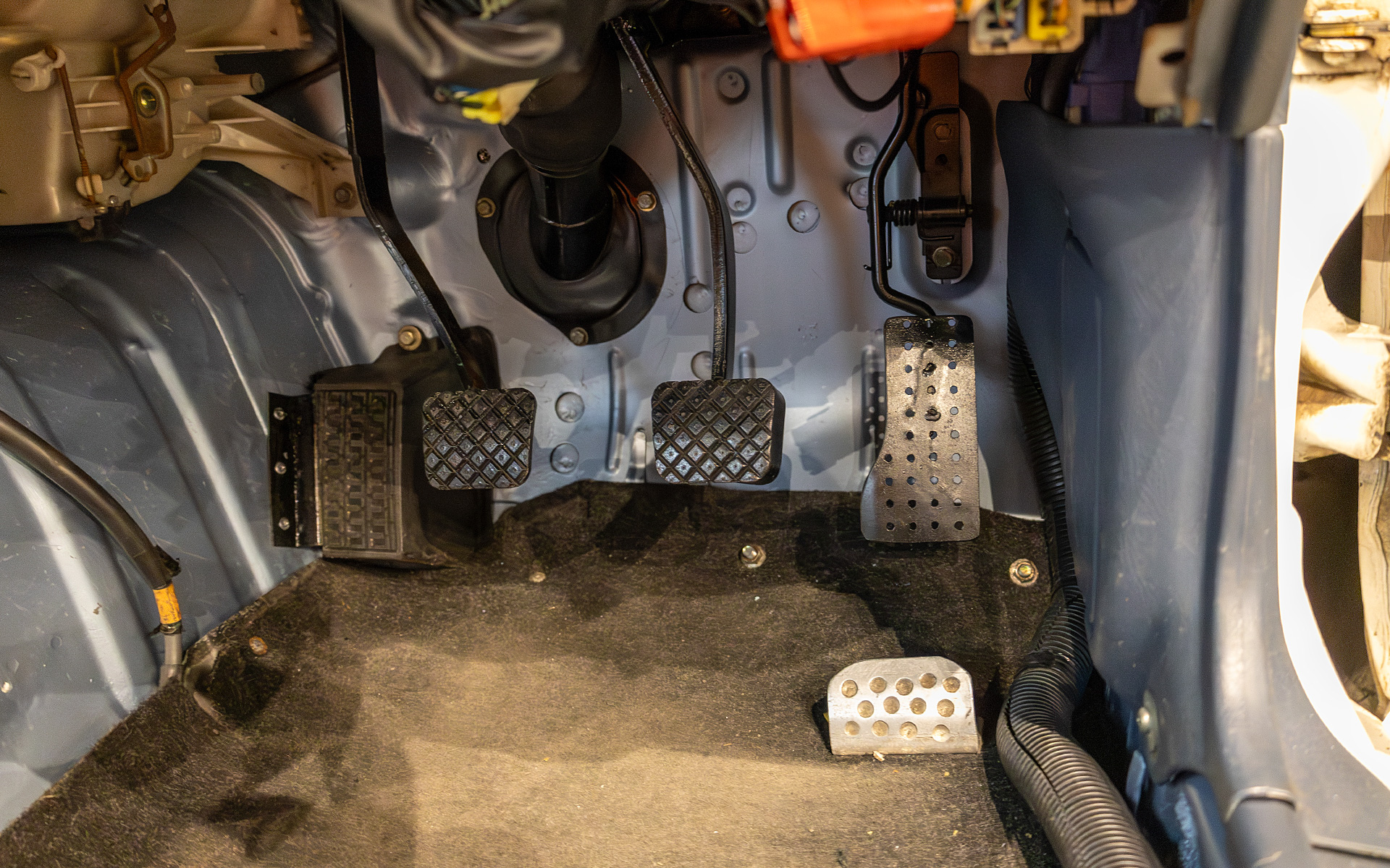 アクセルペダルの下のフロアにかかとを載せるための装備が追加されている。これも神岡氏ならではの仕様だ