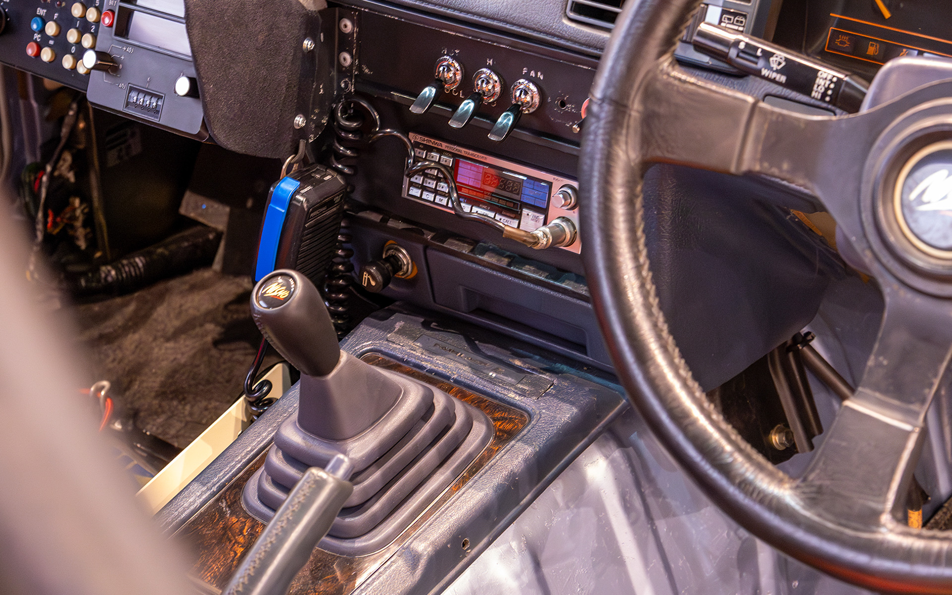 センターコンソールには無線機があるが現在の電波法では使用することが不可。これは雰囲気だけということで機能しないように加工している