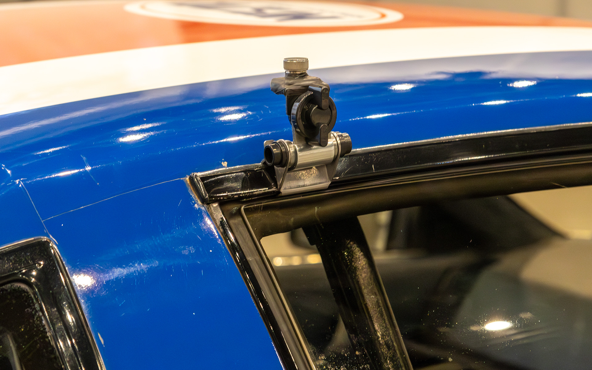 無線機用のアンテナホルダーも付いている