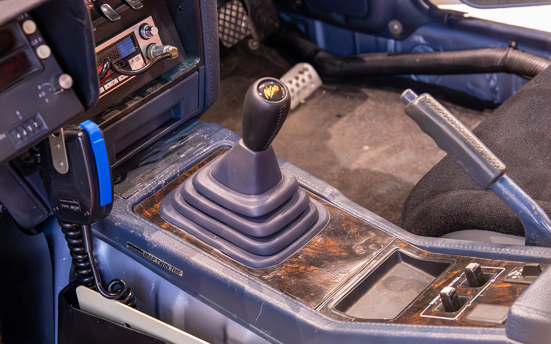 シフトノブは保管時に違うものに変えられていたが、ここも当時と同じ純正ノブに交換している