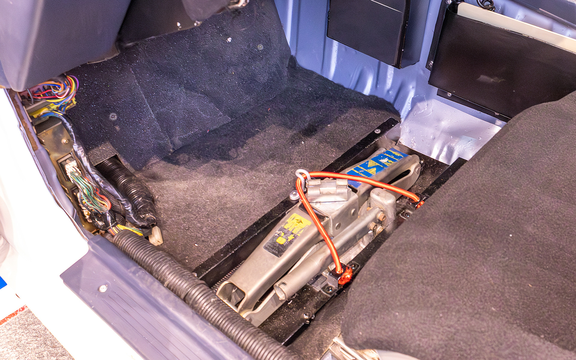 助手席フロアにはフットレストが追加されている。また、パンタ式の油圧ジャッキも搭載される