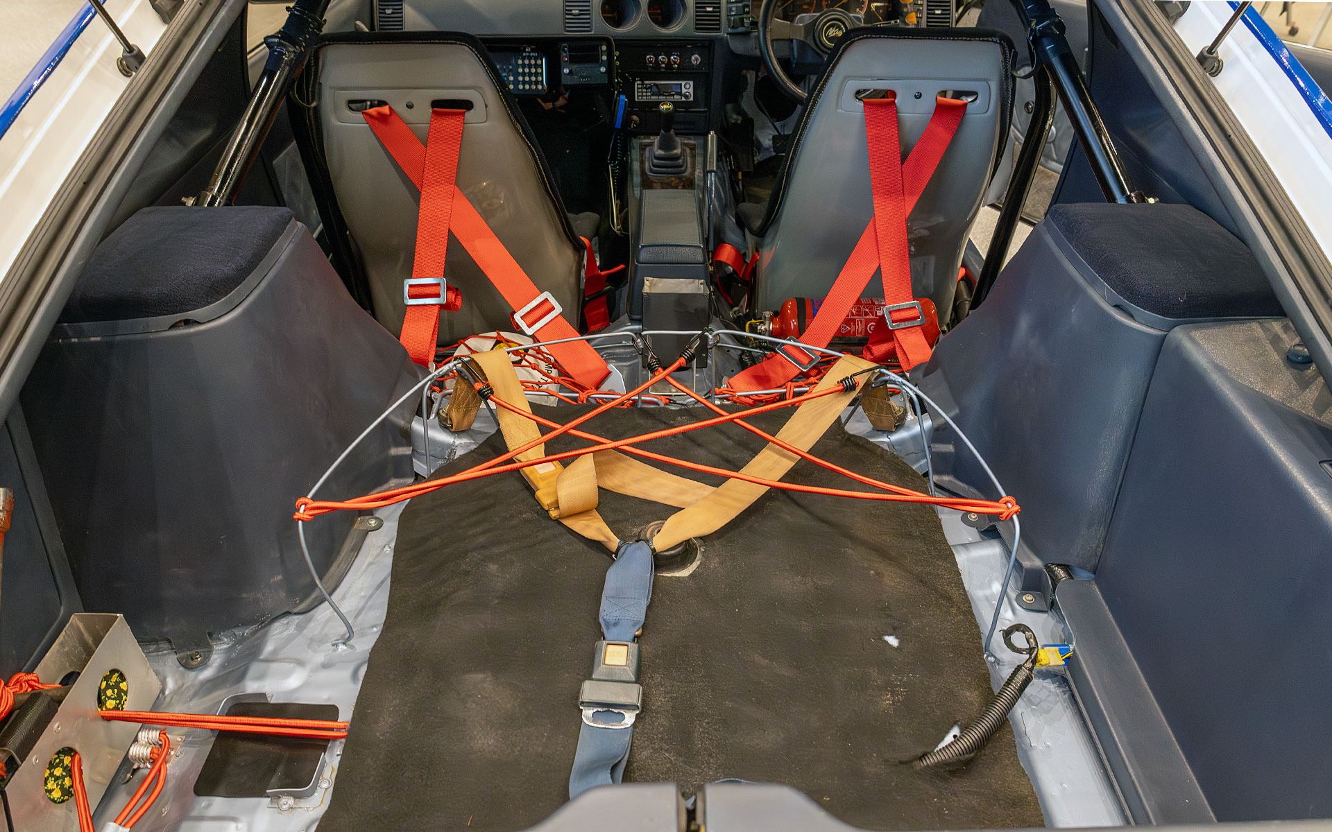 ラゲッジにはスペアタイヤを積んでいたのでタイヤラックと固定ベルトが装備される