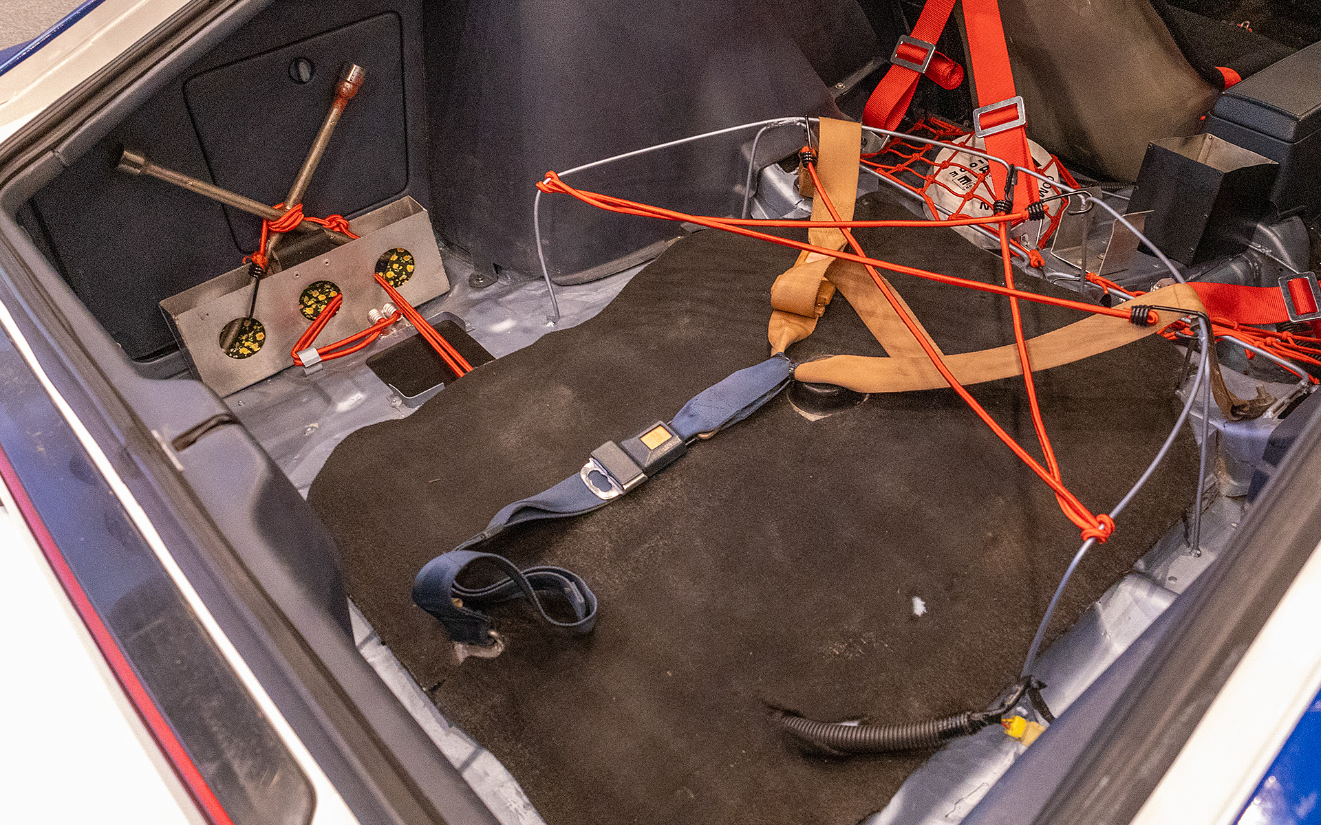 左壁側にはクロスレンチホルダーとクロスレンチが装備される