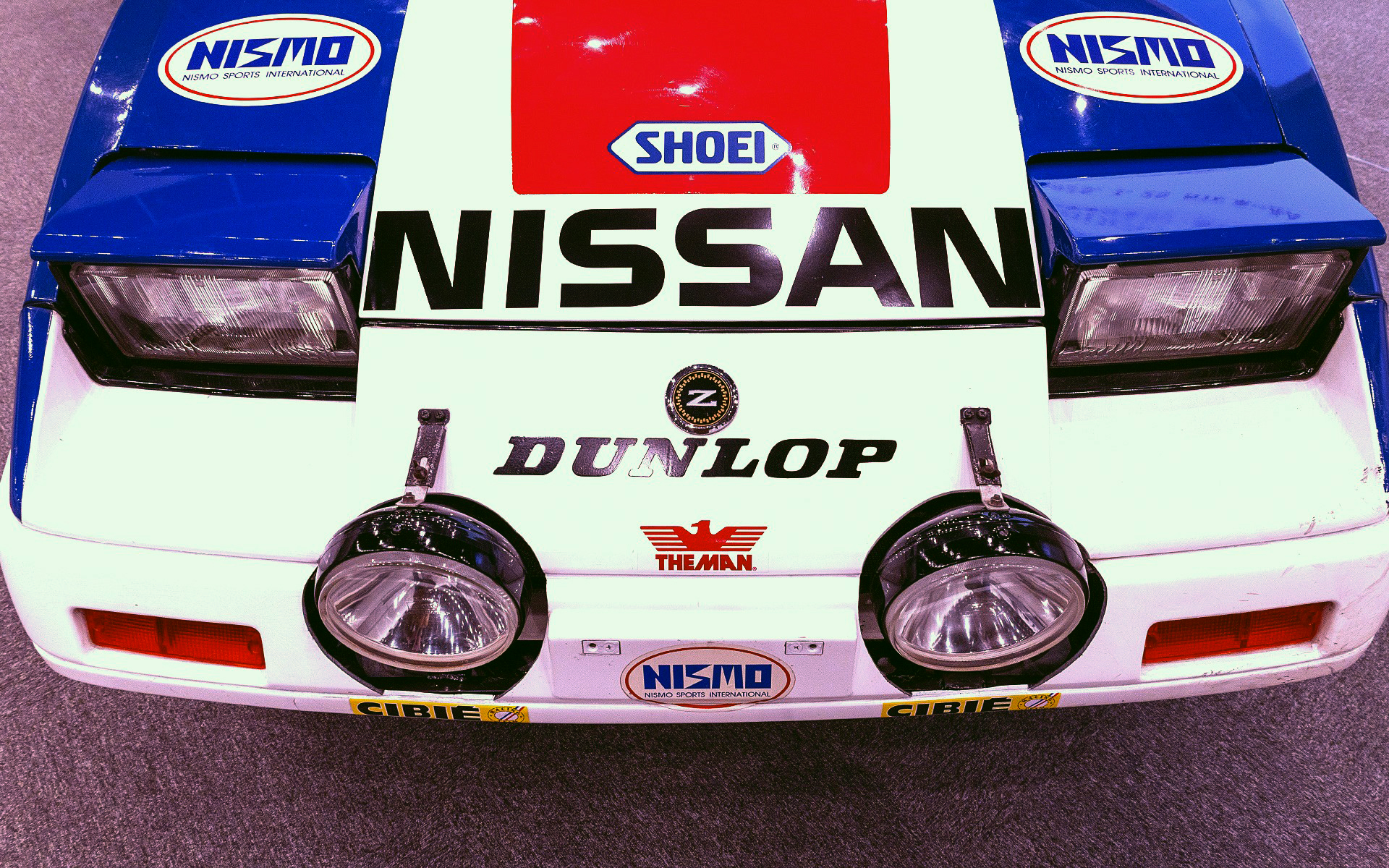 室内の操作スイッチ欠品やハーネス欠品のためラリー用のフォグライトは点灯しない状態だったが、ちゃんと点くように修理されている