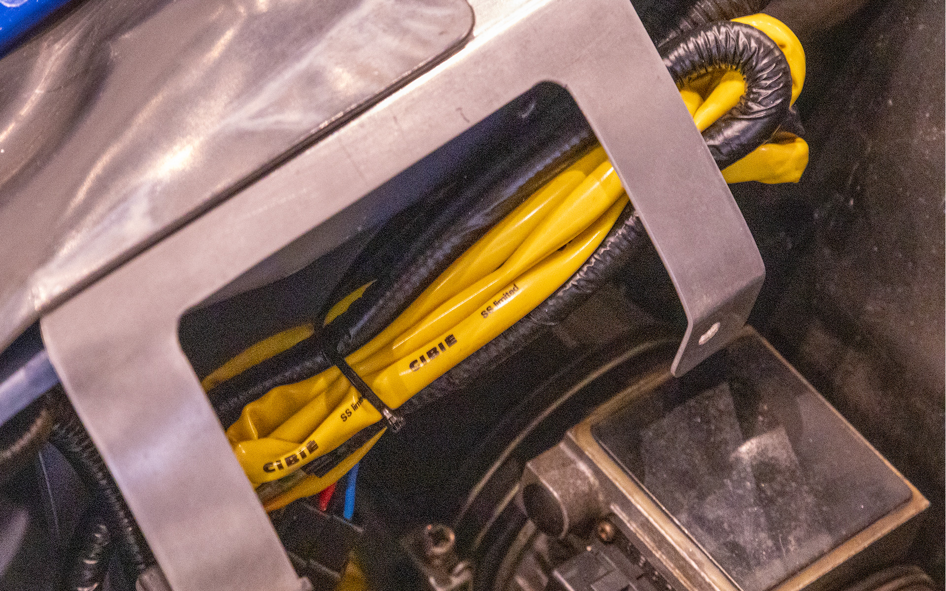 黄色いハーネスがシビエ製のフォグランプ用ハーネス＆リレー。エンジンルーム内に付く。クラブ員が所有していたものを使用している