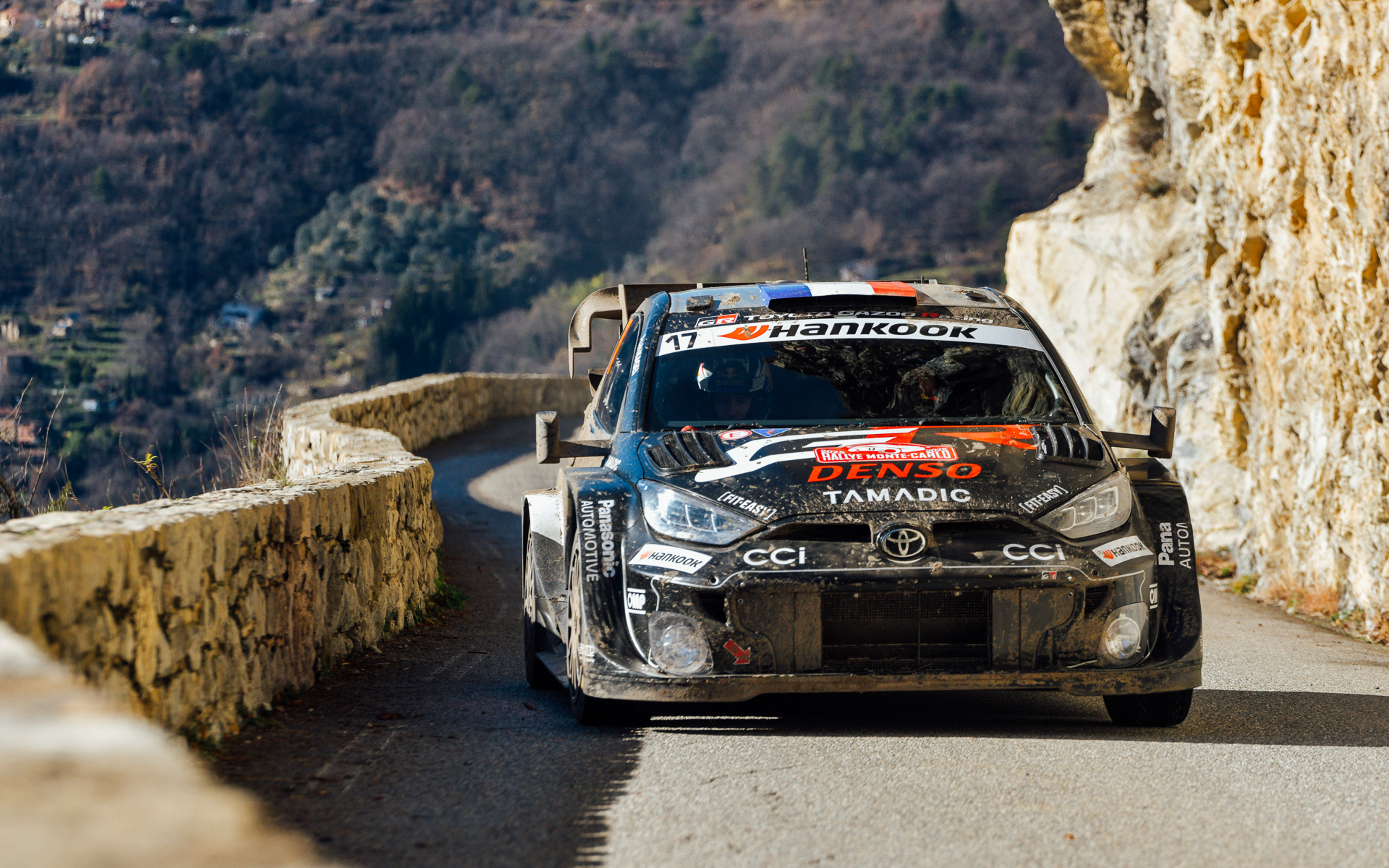 ラリー・モンテカルロを走る17号車