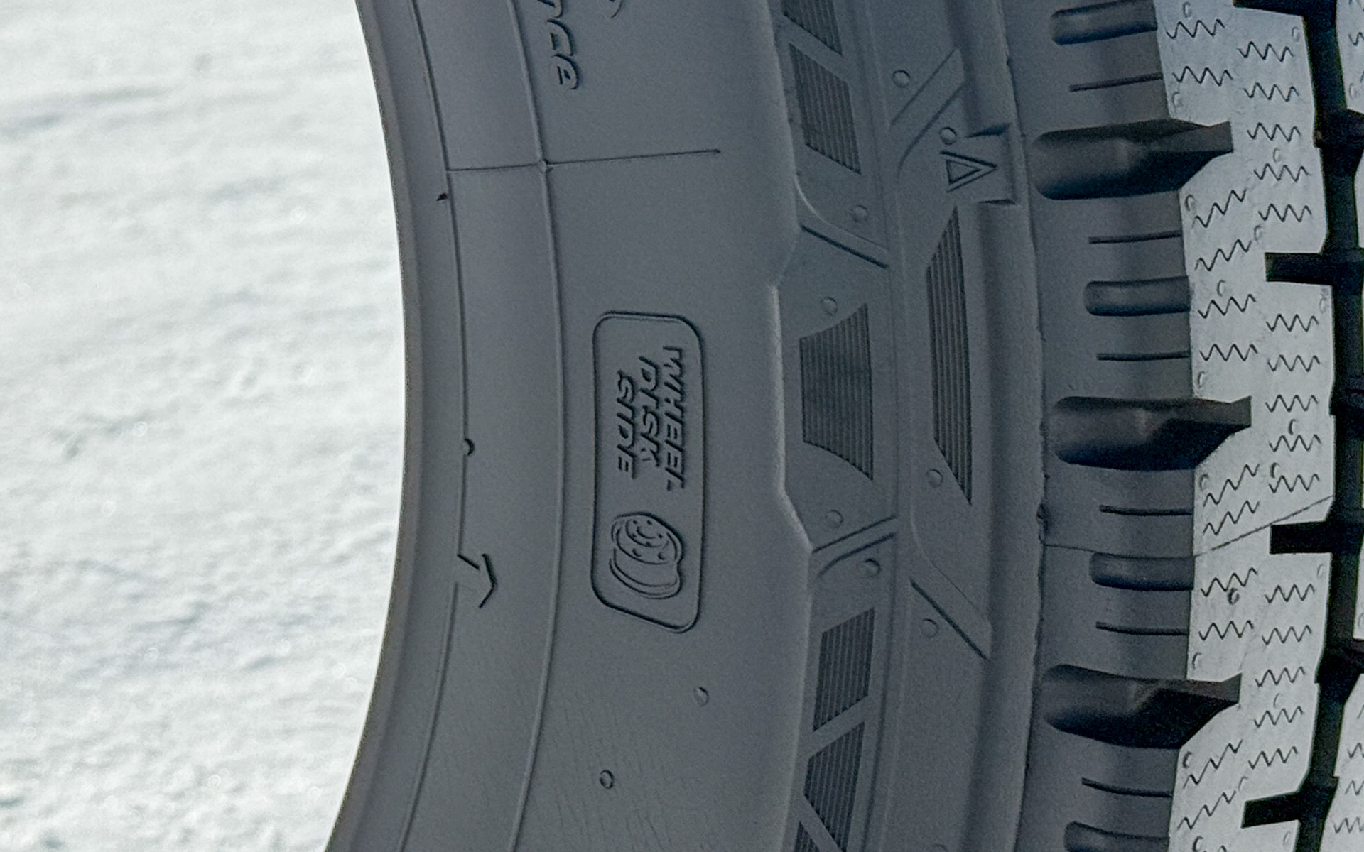 タイヤの装着面を示す「ホイールディスクサイド」のマーク