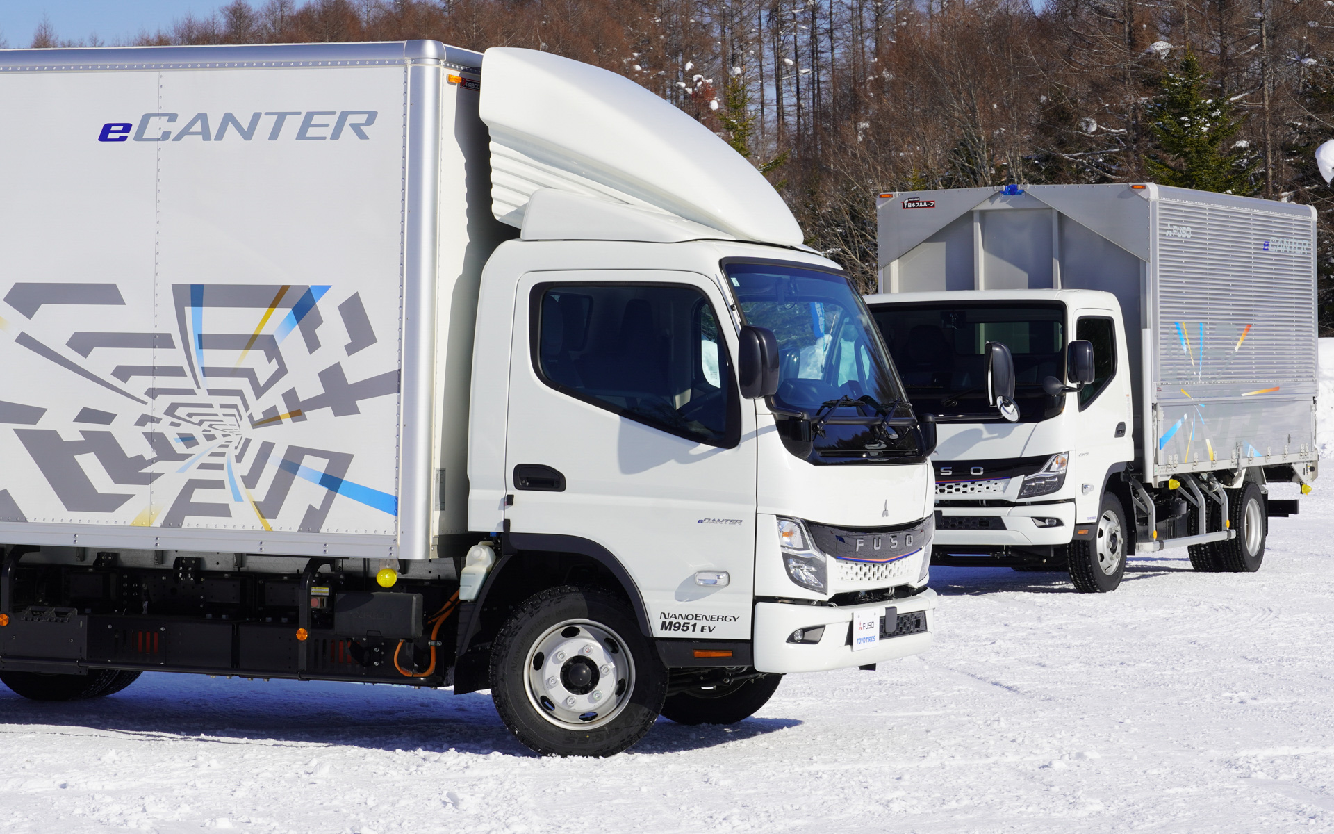 NANOENERGY M951 EVを装着した三菱ふそう eキャンター、奥のeキャンターはM919を装着