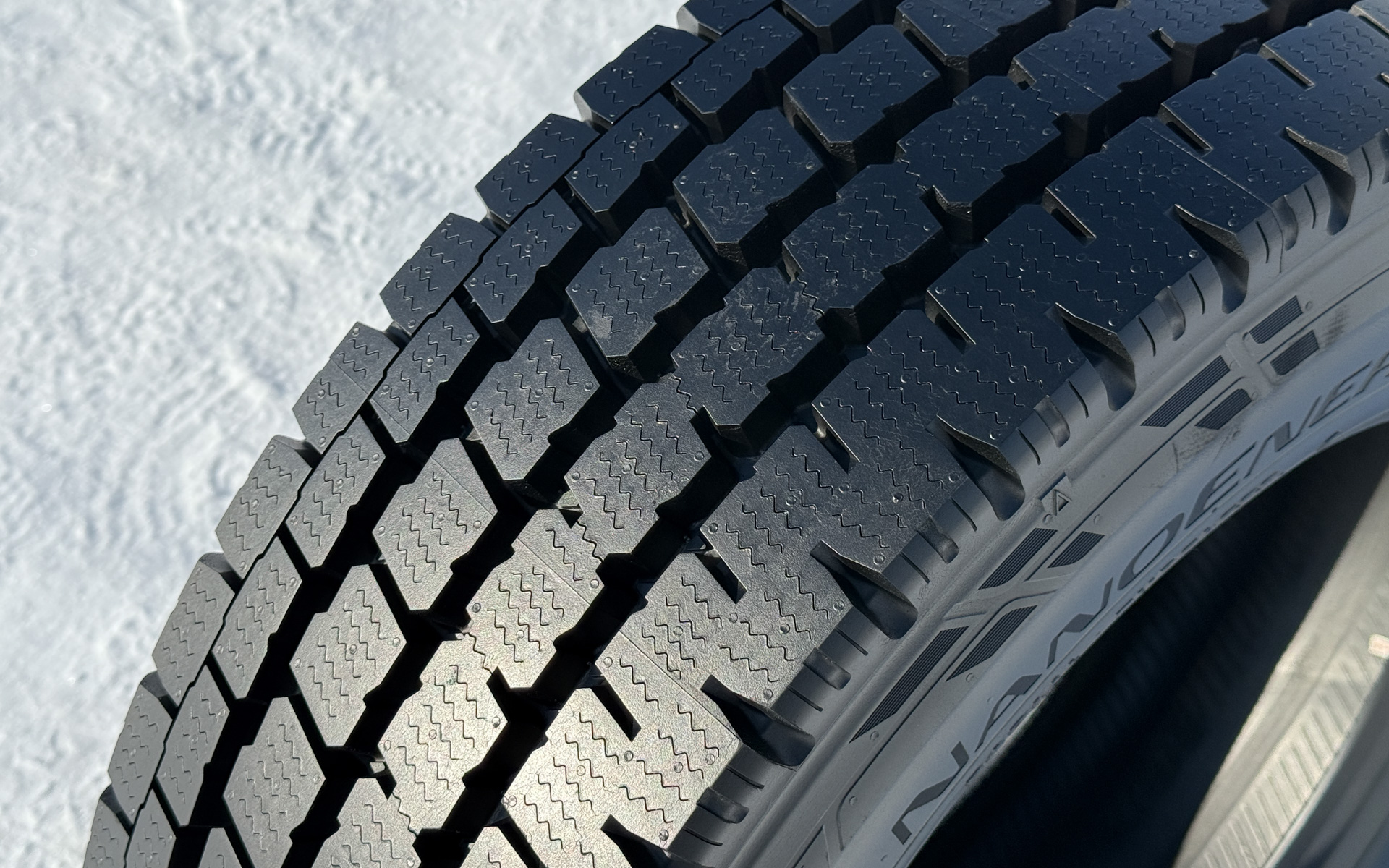 非対称パターンを採用する「NANOENERGY M951 EV」