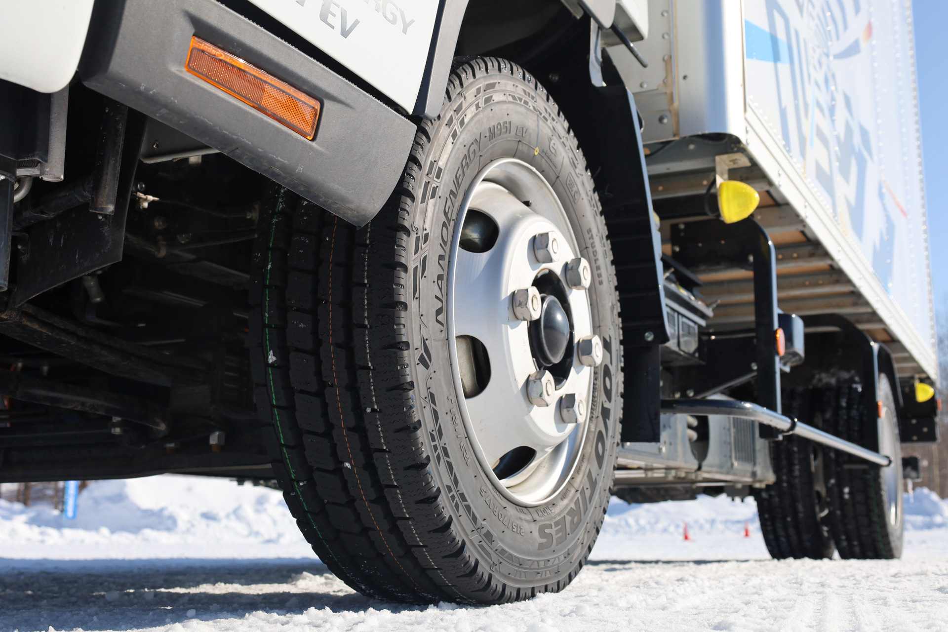 タイヤサイドにはEVの先進感を協調するデザインを採用する「NANOENERGY M951 EV」