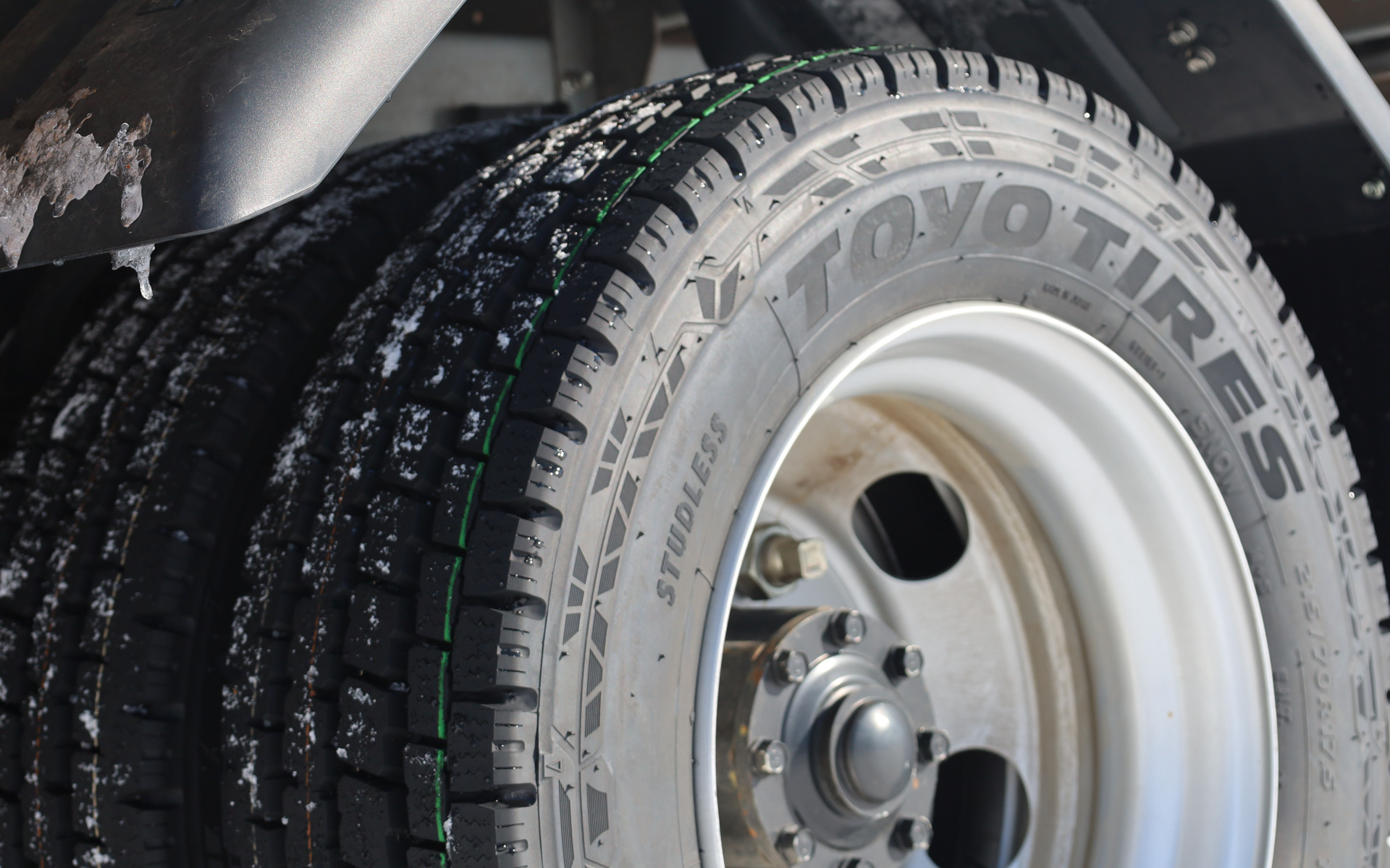 ダブルタイヤでも使用できる非対称パターンを採用