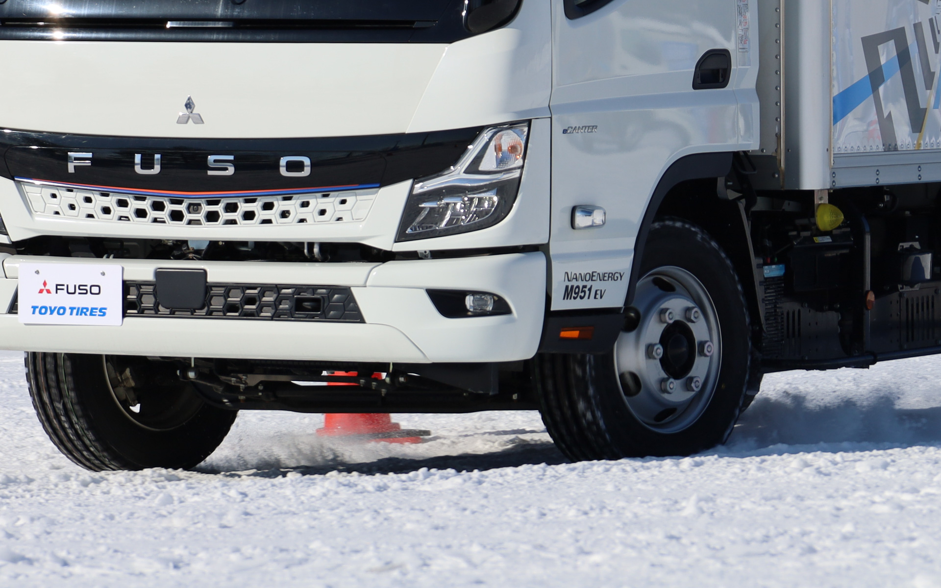 バッテリEVトラック専用スタッドレスタイヤ「NANOENERGY M951 EV」を三菱ふそうの「eキャンター」で試乗した