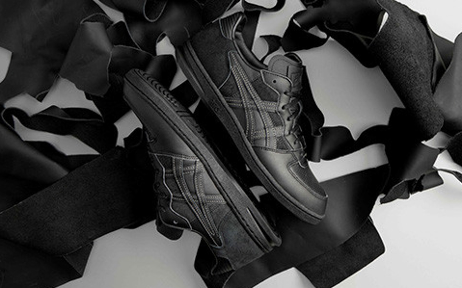 アシックスと豊田合成で共同企画したシューズ「SKYHAND OG（スカイハンドオージー）」