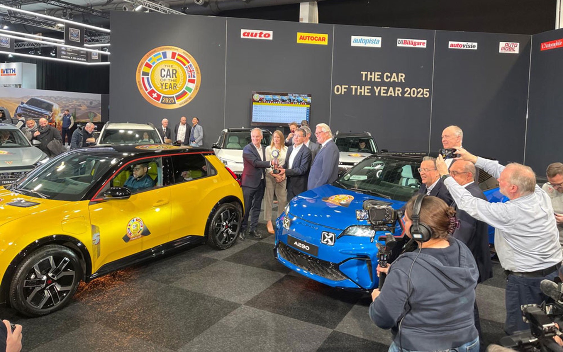 ブリュッセル国際モーターショーで実施た「欧州カー・オブ・ザ・イヤー2025」の授賞式