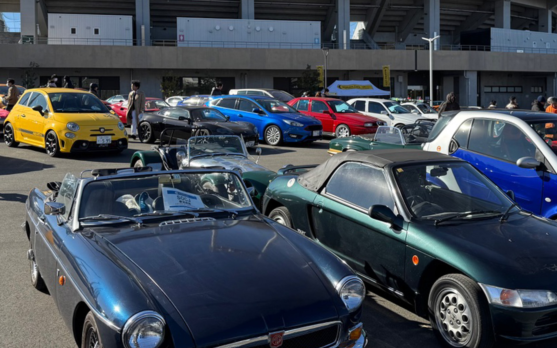 東京側から多摩川をわたるとほどなく見えてくる、とどろきスタジアム。初めて来たのですが野球場もあったりしてすごく広いんですね。その駐車場を埋め尽くすくらい、たくさんのティーポなクルマたちが参加してくださいました