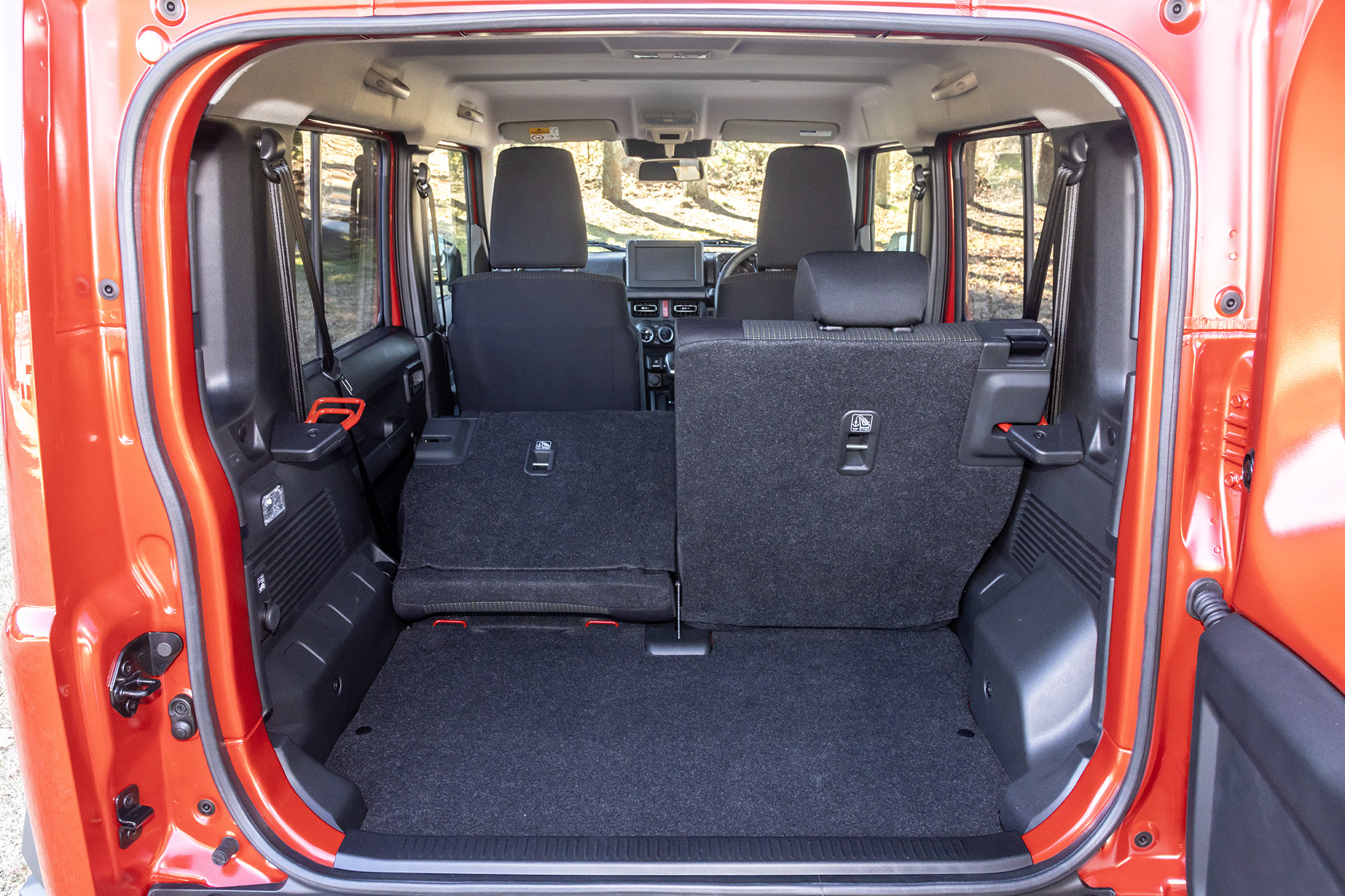 片側を倒した状態。長尺物の積載に便利