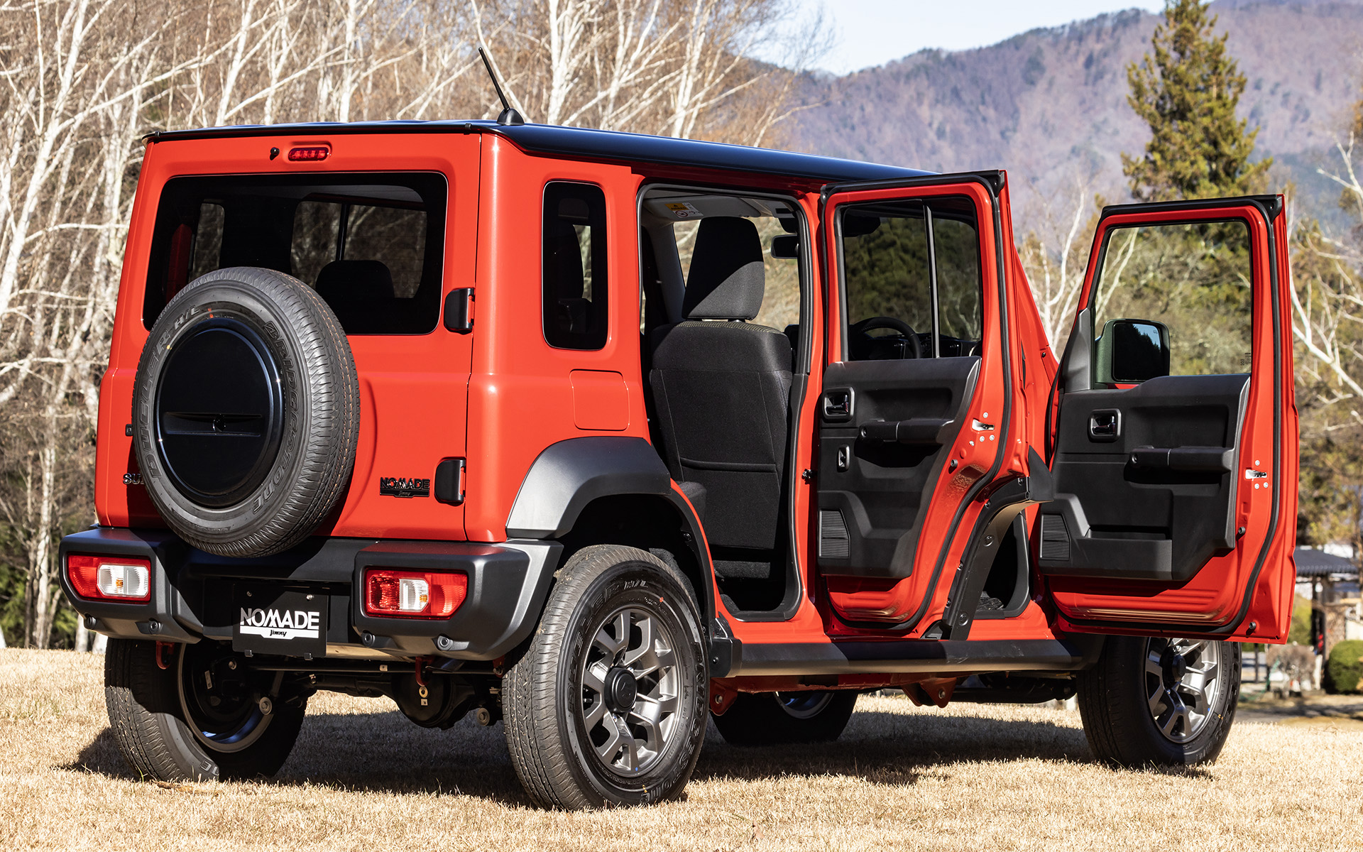 ホイールベースが延長されリアドアが追加されたことで、フロントドアが短くなった。リアドアの開口部は乗降性を考慮したものとなっており、ただドアが増えただけではなく後席乗員への気遣いもされている