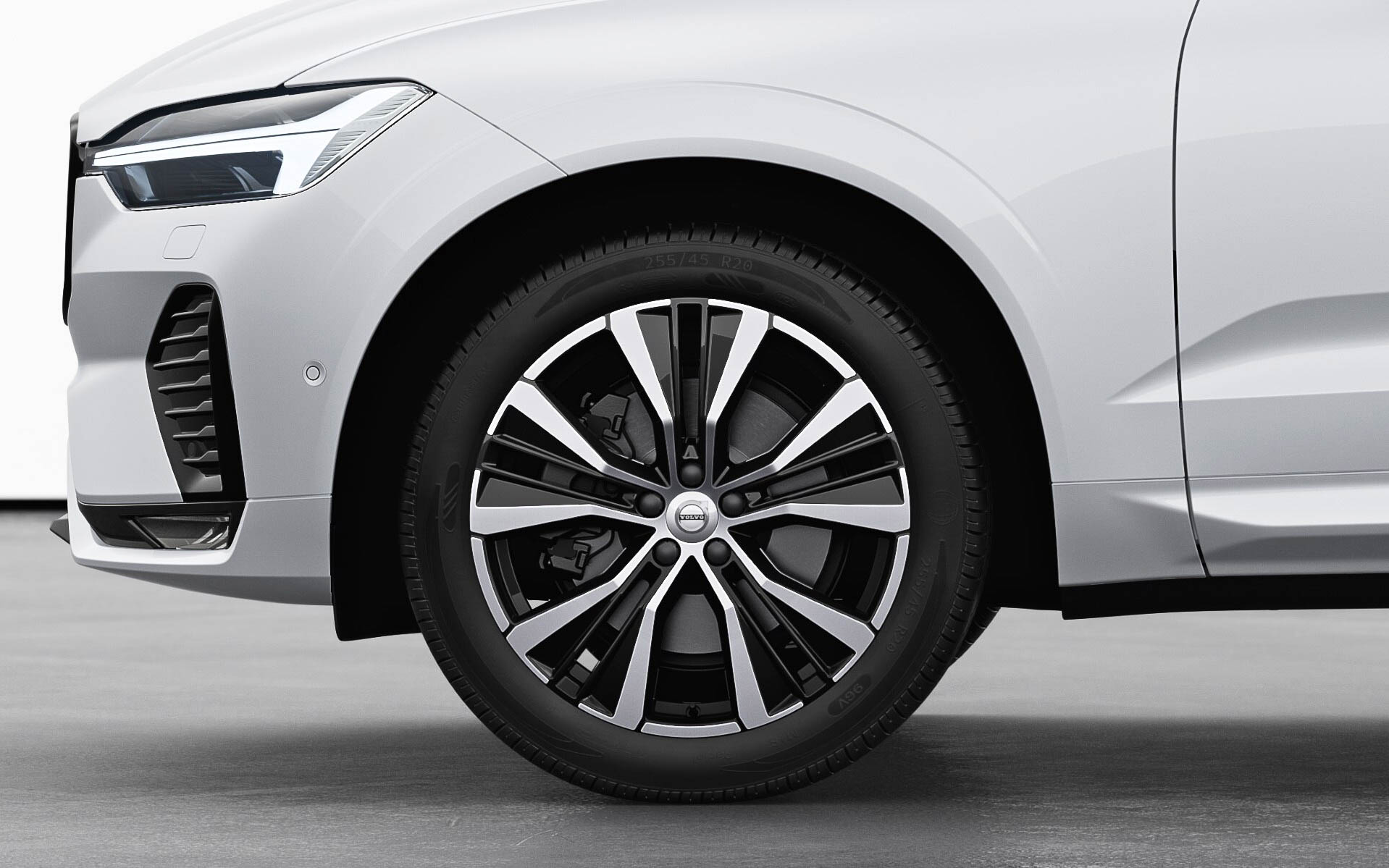 Yスポーク 20インチ ダイヤモンドカット/ブラック専用アルミホイールを装着