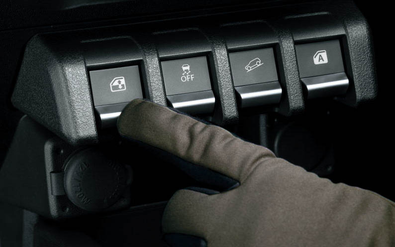 センタースイッチにはフロント運転席側と助手席側のパワーウィンドウスイッチを配置