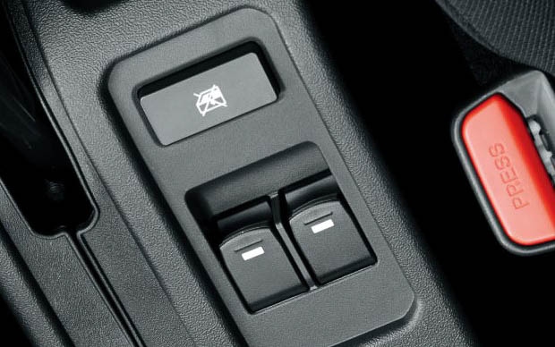 後席パワーウィンドウスイッチはフロントコンソールボックスに追加