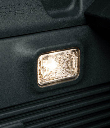 ラゲッジにはルームランプやアクセサリーソケットを設定する