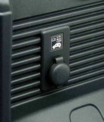 ラゲッジにはルームランプやアクセサリーソケットを設定する