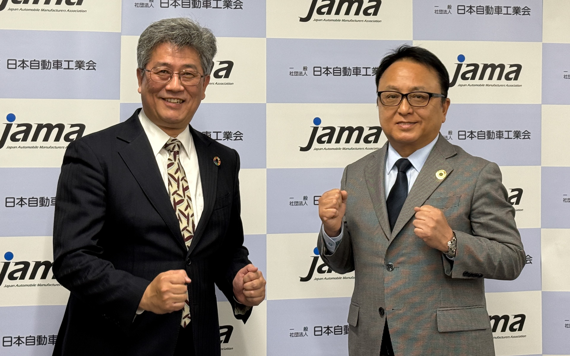 日本自動車工業会 常務理事の江坂行弘氏（左）と二輪車委員会委員長の設楽氏らが出席したミーティングでは、自工会二輪車委員会委員長就任のあいさつや2025年国内二輪市場の展望について話が展開された