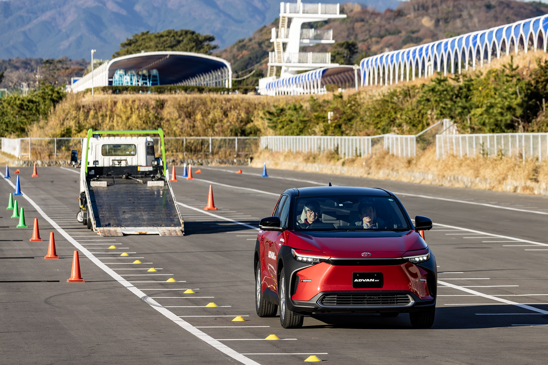 タイヤの転がり抵抗を比べる実験。ともにニュートラルの状態のまま、トラックの荷台の傾斜から自重のみでスタート
