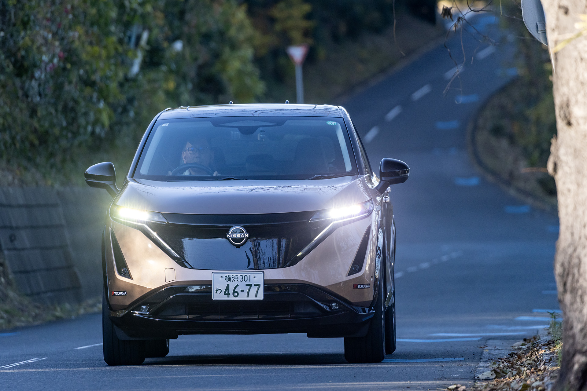 車重の重いバッテリEVモデルのSUVでも、しっかりと支えて安心感がある