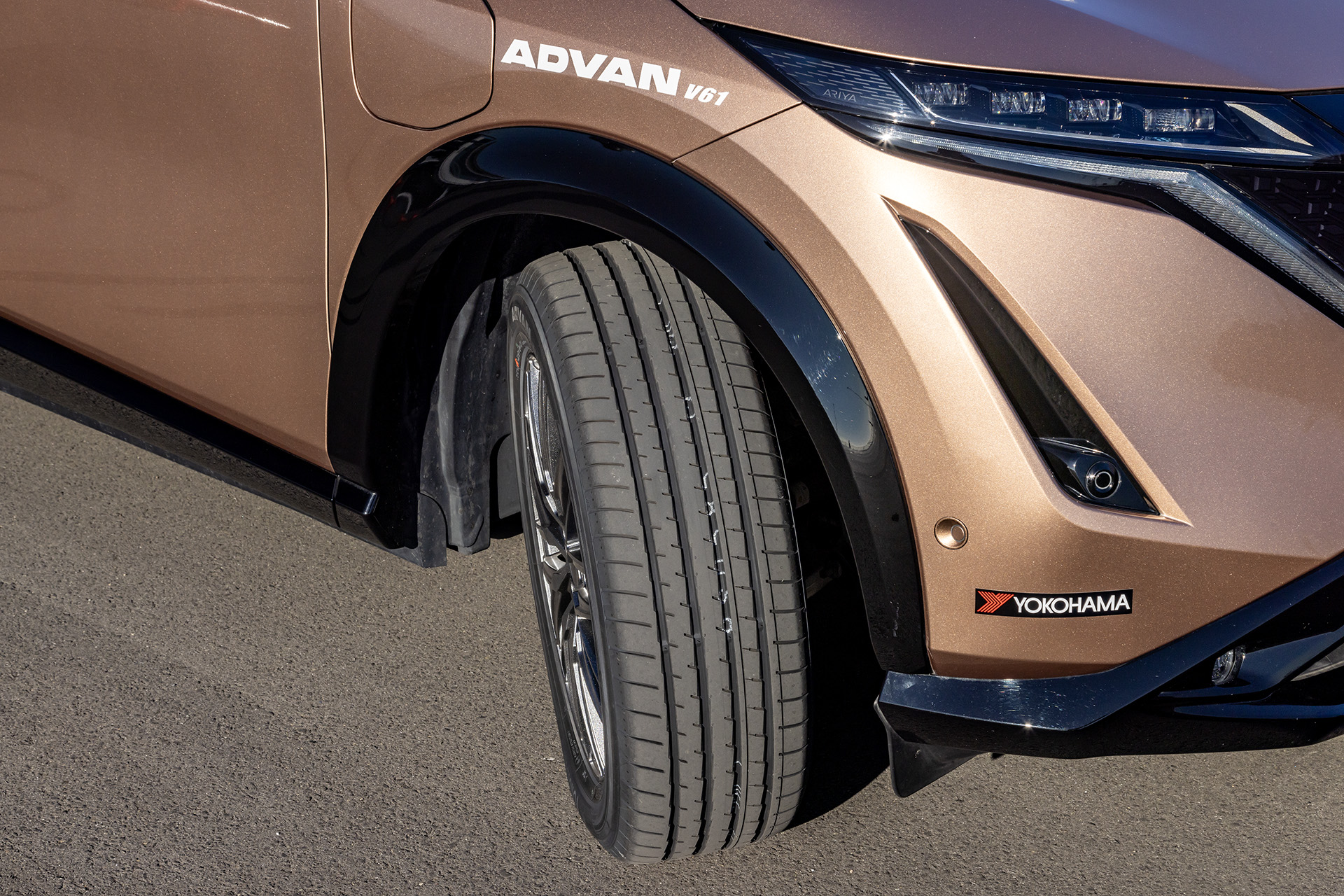 車重の重いバッテリEVモデルのSUVでも、しっかりと支えて安心感がある