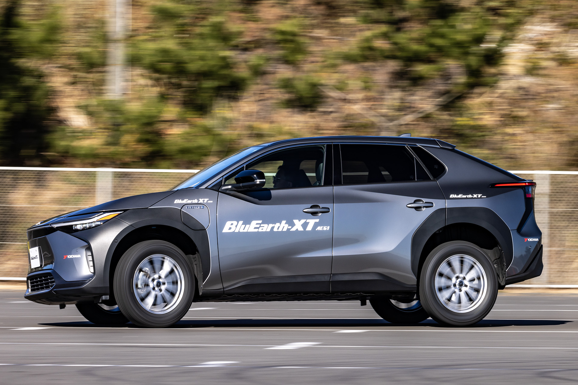 「BluEarth-XT」はタイヤがヨレてから一気に旋回し始める