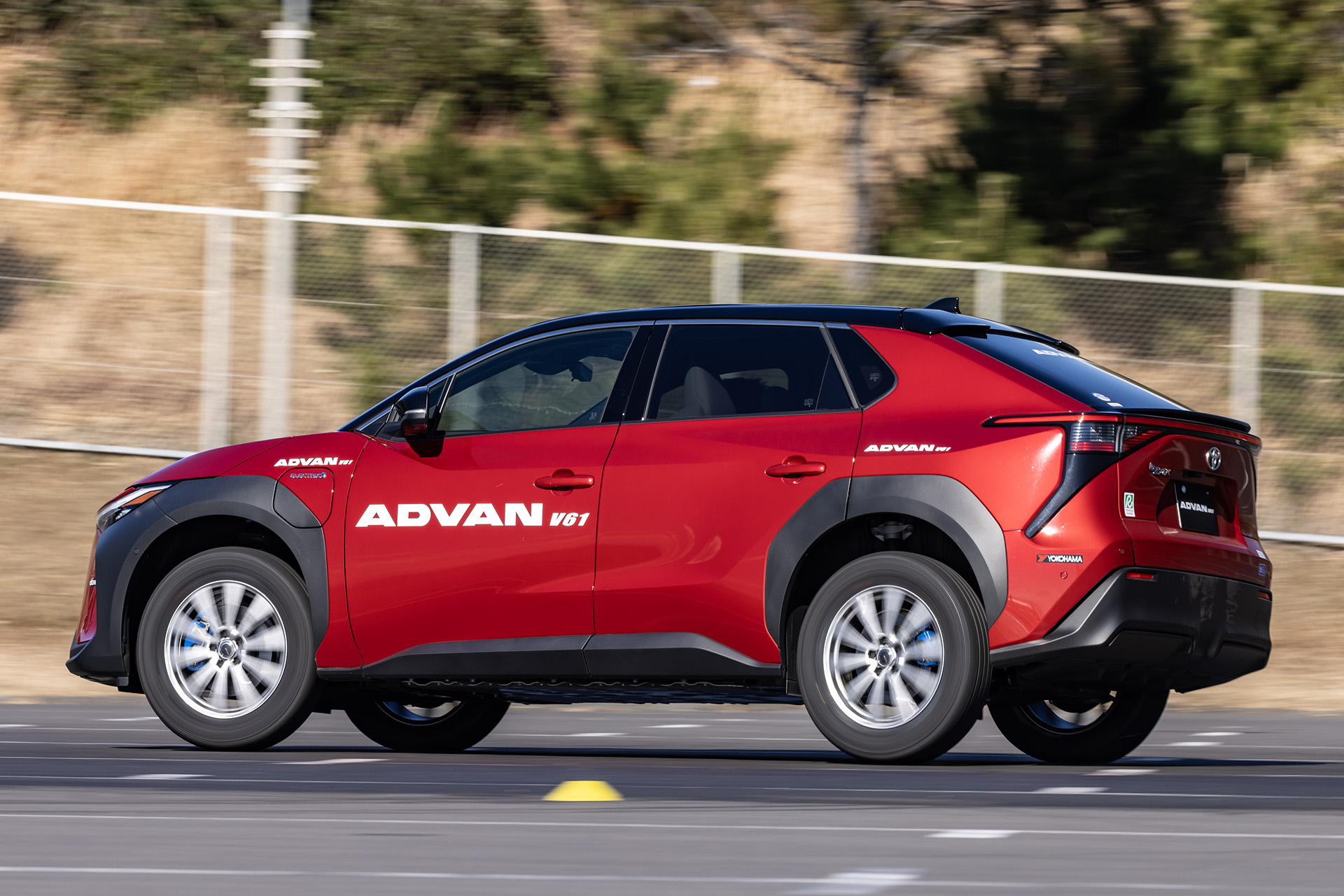 「ADVAN V61」はタイヤがヨレることなく操舵に合わせて素直に曲がる