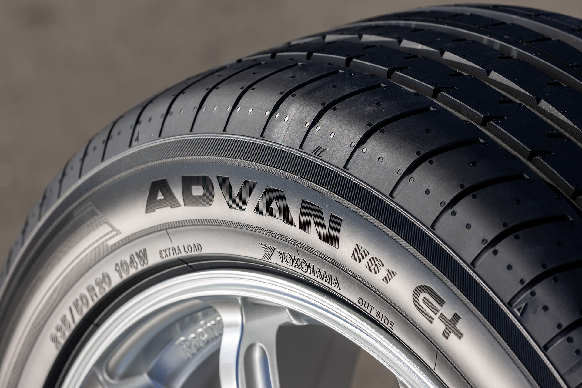 BEV（バッテリ電気自動車）、PHEV（プラグインハイブリッド車）、HEV（ハイブリッド車）、FCEV（燃料電池車）といった電動車への対応商品であることを示す横浜ゴム独自のマーク「E＋」がサイドウォールに刻印してある