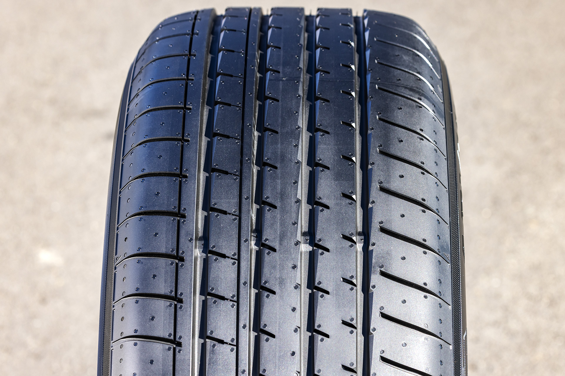 4本の太いグルーブ（縦溝）に加え、イン側に1本のナロー（細い）グルーブを配置したことで、ウェット走行時の排水性を高めるとともに耐ハイドロプレーニング性能も高めている