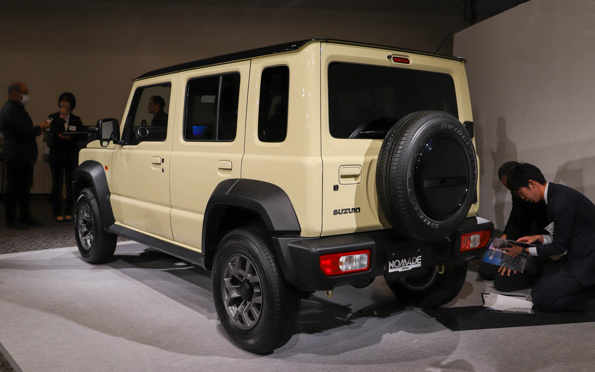 ジムニー ノマド（シフォンアイボリーメタリック2 ブラック2トーンルーフ）の用品装着車