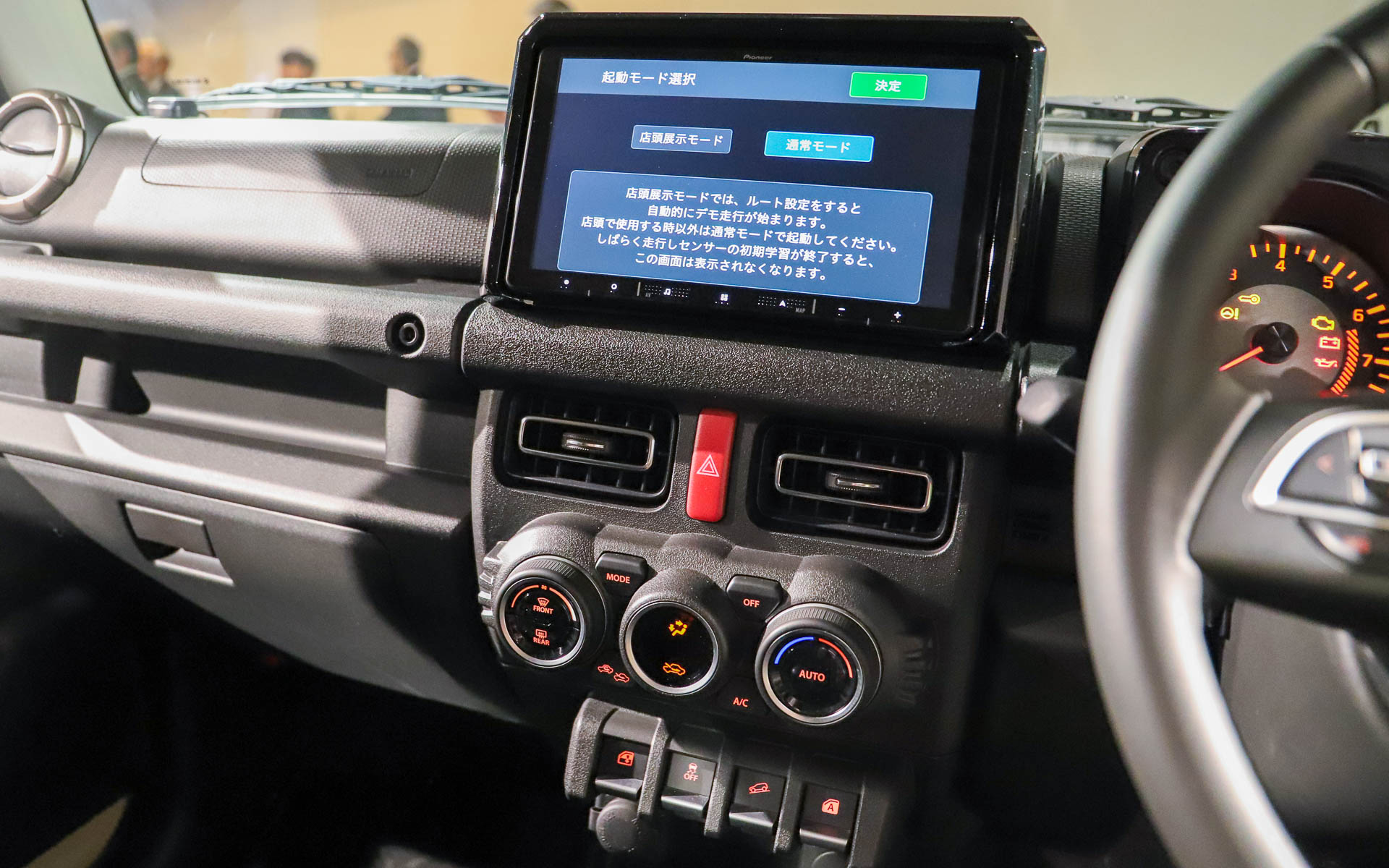 用品のスタイリッシュ9インチナビ（26万6200円）＆9インチモデル用ナビ取り付けキット（3万1790円）を装着