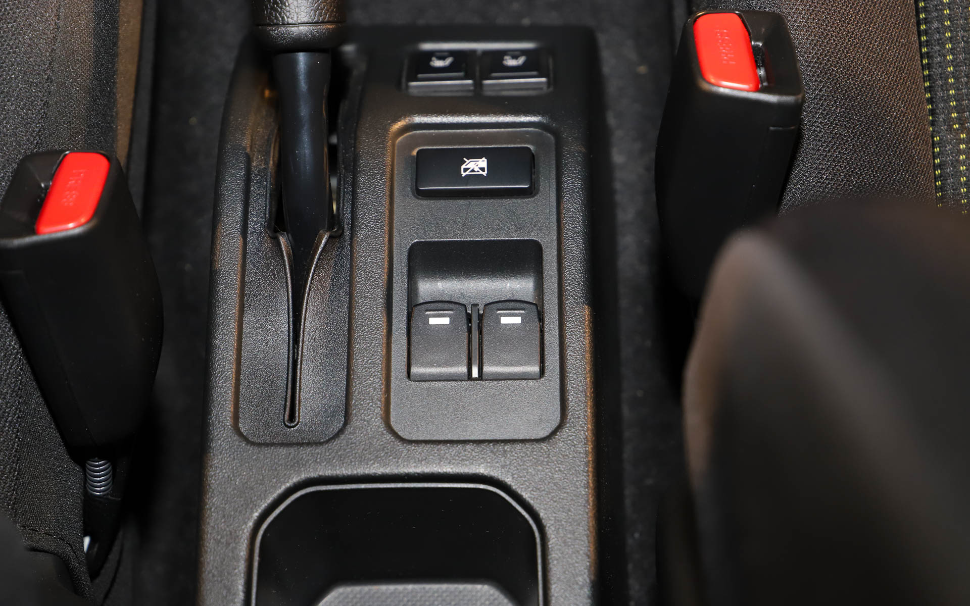 リアウィンドウの操作スイッチはセンターコンソールに配置