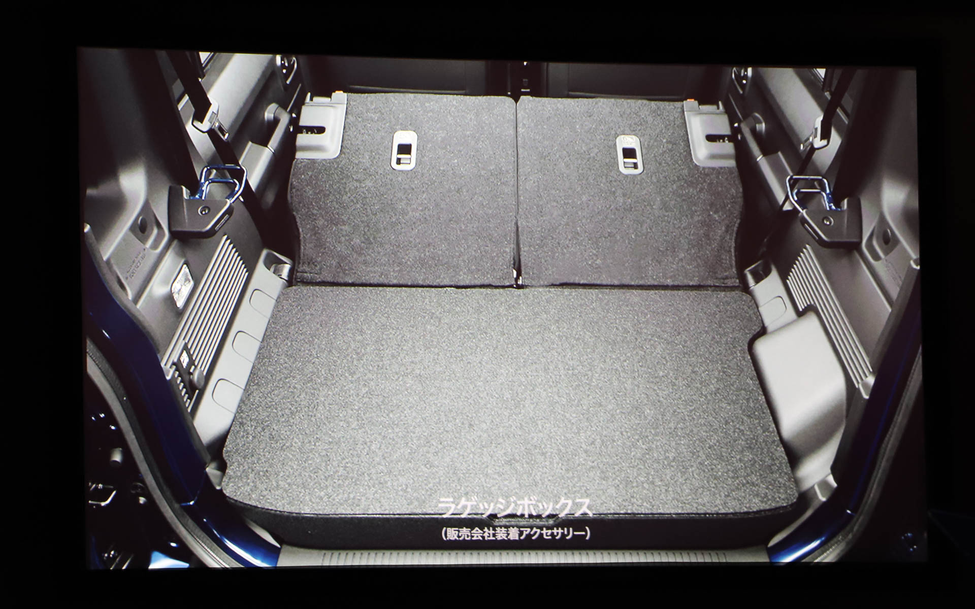 リアシートの厚みを増やしたため、リアシートを倒した際に段差ができるようになってしまっているが、販売店装着アクセサリーで解消可能