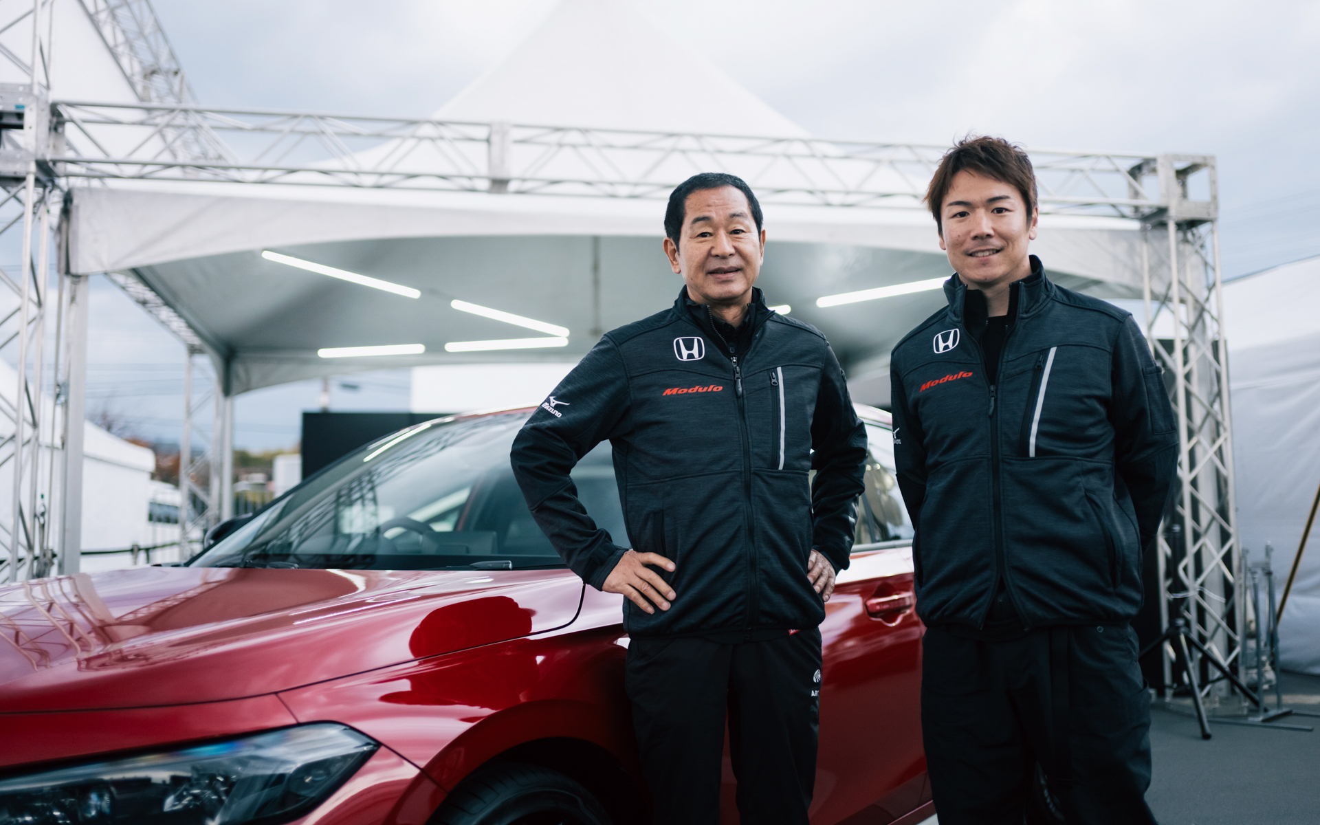 Modulo開発アドバイザー土屋圭市氏（左）、ホンダ純正アクセサリーアンバサダー大津弘樹選手（右）