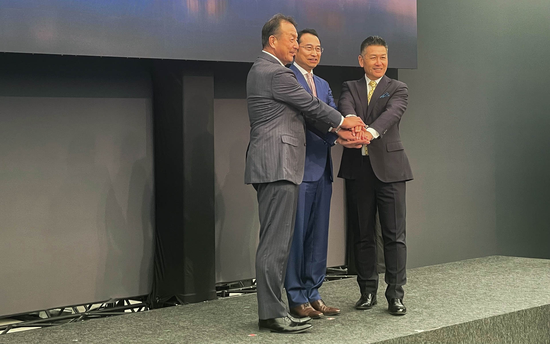 BYD事業方針発表会。左から東福寺厚樹BYD AUTO JAPAN社長（乗用車）、劉学亮ビーワイディージャパン社長、石井澄人ビーワイディージャパン副社長（トラック/バス）