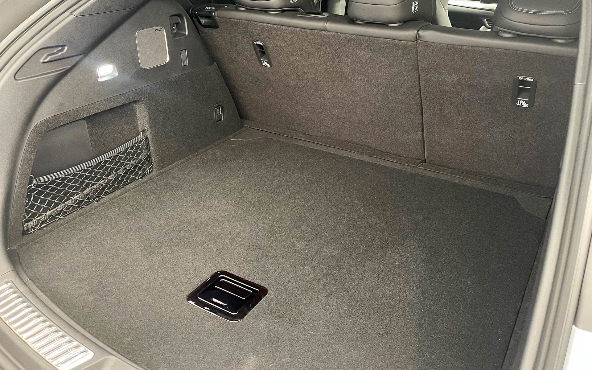 Sea Lion：SEALベースのSUV、スマートなデザインが人目を引く。ラゲージルームはこんな感じでシンプルな作りが見て取れる